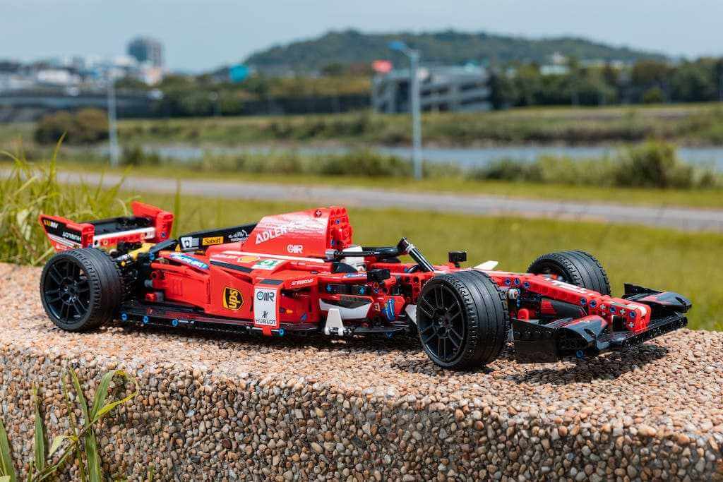 Alternative build instructions for LEGO Technic 42125:Transform your Ferrari 488 GTE kit into a F1 - WW Bricks Studio Official Store